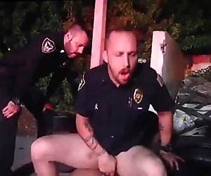 Sexy politieagent homo the&nbsp_homie&nbsp_ neemt de moeiteloze weg